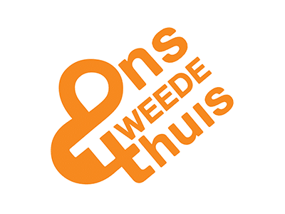 Logo ons Tweede huis in sierlieke oranje letters, schuin geschreven op witte achtergrond