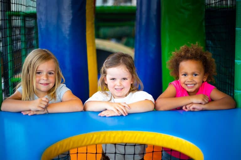 Drie kinderen op een rij in een toestel van Monkey Town Schagen.