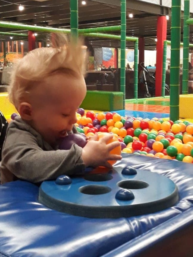 kindje speelt bij Monkey Town