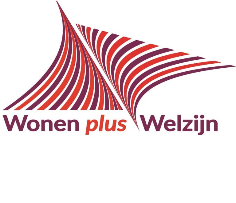 Logo van Wonen plus Welzijn. Rood met paarse golvende lijnen.