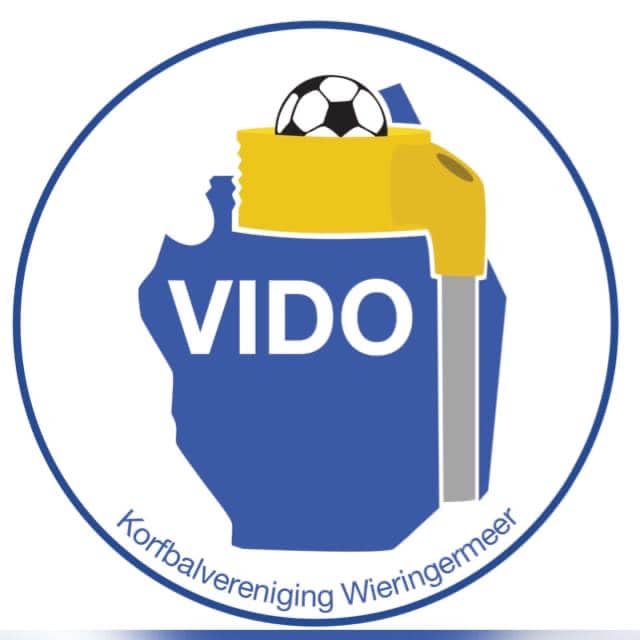 Logo van korfbalvereniging VIDO, met de tekst “VIDO” op een blauwe vorm die het gebied Wieringermeer voorstelt. Bovenaan staat een gele korf met daarin een zwart‑wit korfbal. Onderaan de rand staat de tekst “Korfbalvereniging Wieringermeer”.