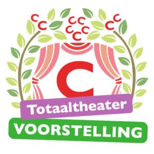 Illustratie van een logo met een rode letter C tussen roze theatergordijnen, omringd door groene en roze bladeren. Daaronder staan paarse en groene banners met de woorden “Totaaltheater” en “Voorstelling”.