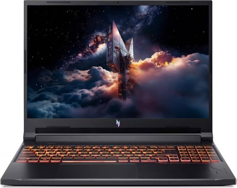 Zwarte laptop met een oranje verlicht toetsenbord. Op het scherm is een sciencefiction‑achtige afbeelding te zien