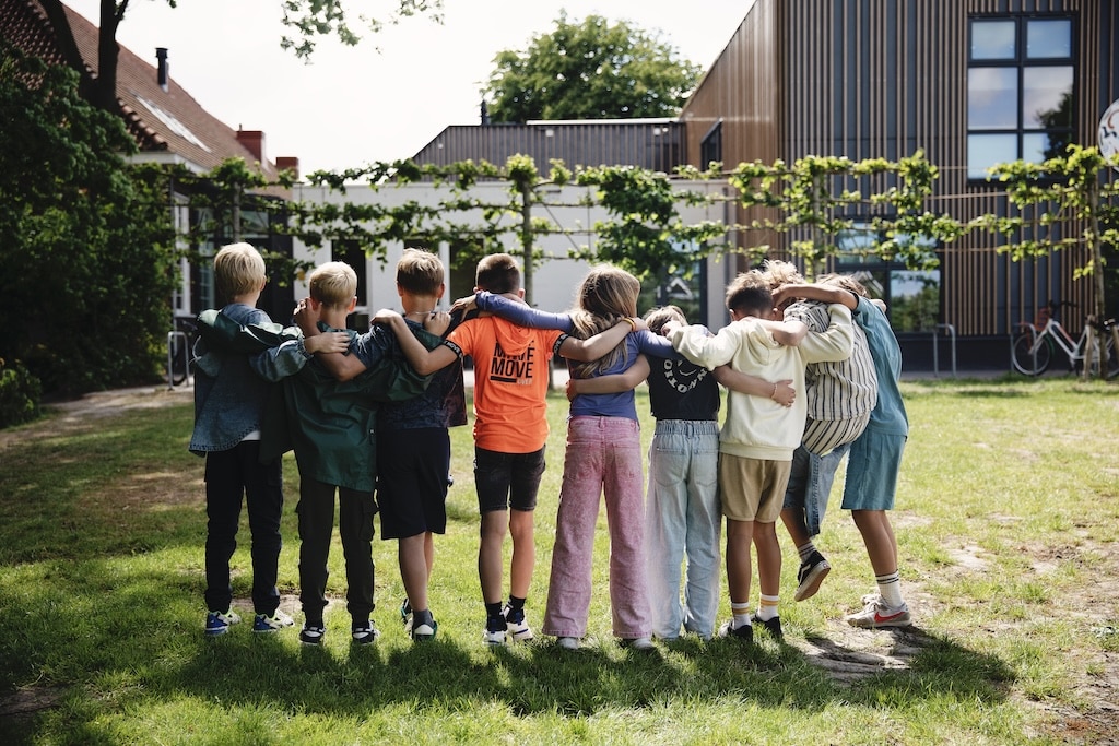 groep kinderen gearmd